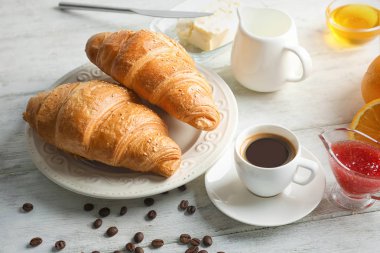 Lezzetli croissants ve kahve