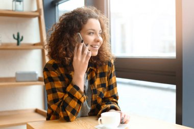 Genç kadın üstünde hareket eden telefon kapalı söz