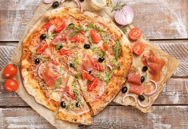 Tablo lezzetli pizza.