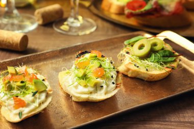 Lezzetli bruschettas ile altın tepsi  