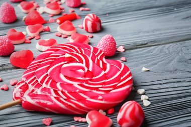 Ahşap üzerinde renkli şekerler  