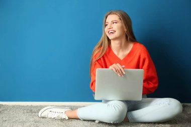 Dizüstü bilgisayar kullanan kadın