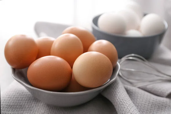 Cuencos con huevos de pollo — Foto de Stock
