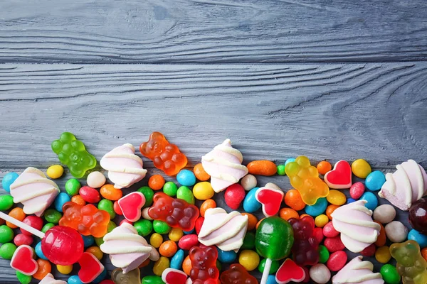 Bunte Bonbons auf Holz — Stockfoto