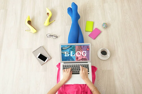 Femme utilisant un ordinateur portable pour visiter blog — Photo