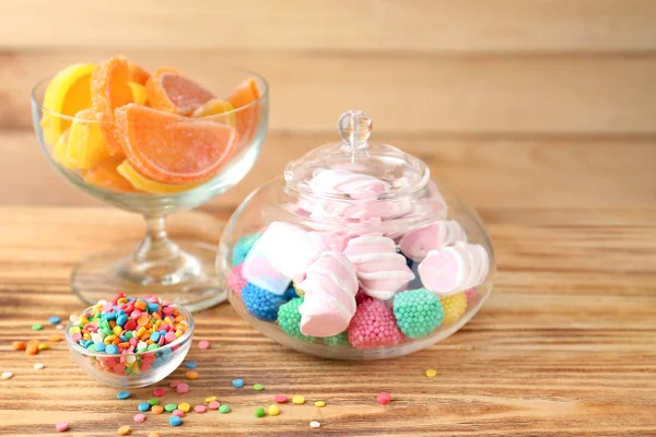 Glaswerk met kleurrijke snoepjes — Stockfoto