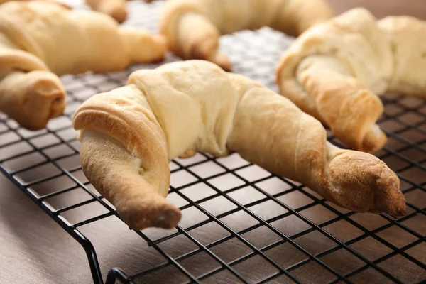 Cremalheira de refrigeração com croissants saborosos — Fotografia de Stock