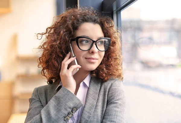 Junge Frau telefoniert mit Handy im Haus — Stockfoto