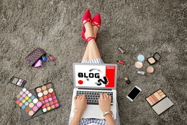 Vrouw met laptop voor het bezoeken van blog — Stockfoto
