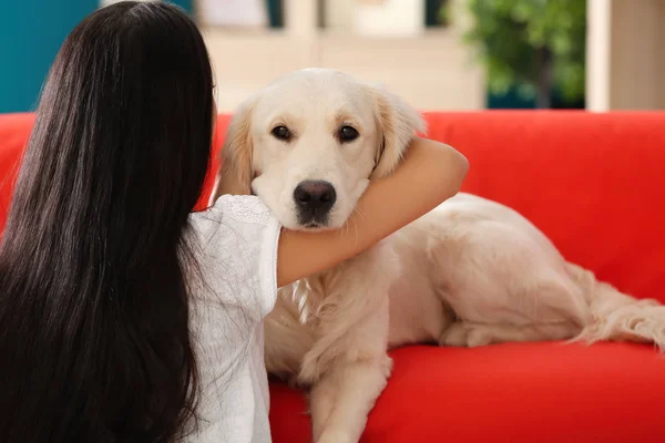 Vrouw knuffelen hond binnenshuis — Stockfoto
