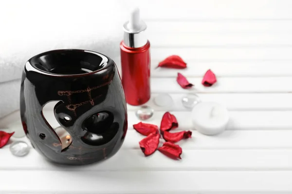 Aromaterapi lampa och blomma kronblad — Stockfoto