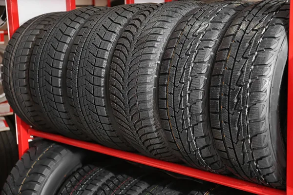 Neumáticos de automóviles en la tienda de automóviles —  Fotos de Stock