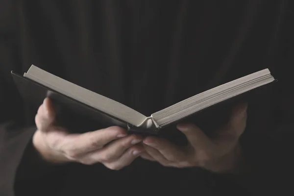 Ung präst läser Bibeln — Stockfoto