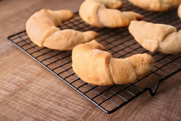Kühlregal mit leckeren Croissants — Stockfoto