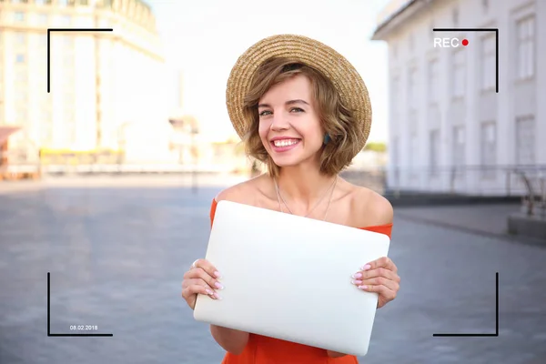 Jonge blogger met laptop — Stockfoto