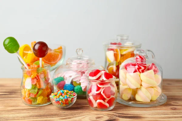 Louça de vidro com doces coloridos — Fotografia de Stock