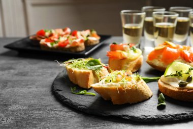 Lezzetli bruschettas arduvaz plaka üzerinde