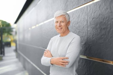 Yakışıklı olgun adam.