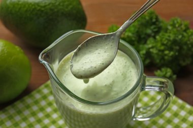 Kremsi avokado lime soslu