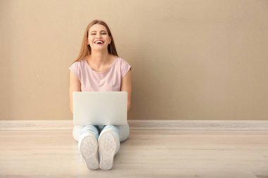 Dizüstü bilgisayar kullanan kadın