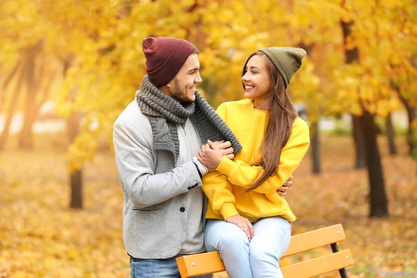 Retrato de hermosa pareja joven a pie en el parque de otoño —  Fotos de Stock