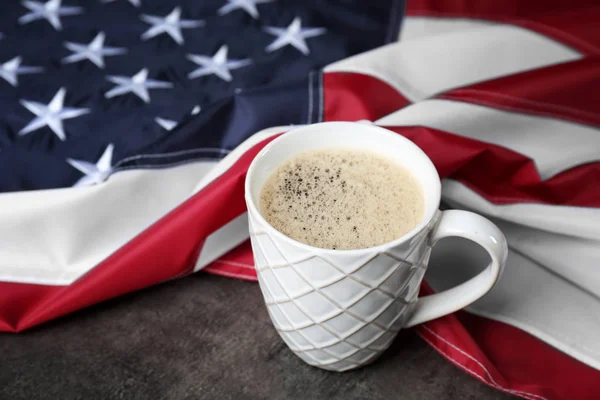 Kopje koffie en een Amerikaanse vlag — Stockfoto