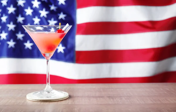 Alcoholische cocktail tegen Amerikaanse vlag — Stockfoto