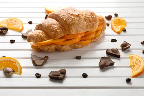 Croissant saboroso com fatias de laranja — Fotografia de Stock