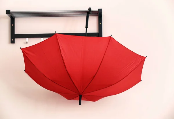 Stylischer roter Regenschirm — Stockfoto