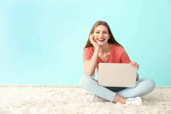 Mulher usando laptop — Fotografia de Stock