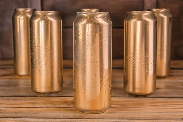 テーブルの上のビールの缶 — ストック写真