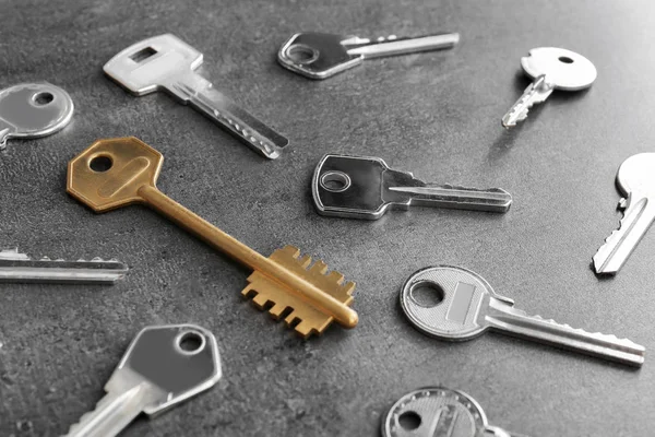 Keys and one different — Stock Photo, Image