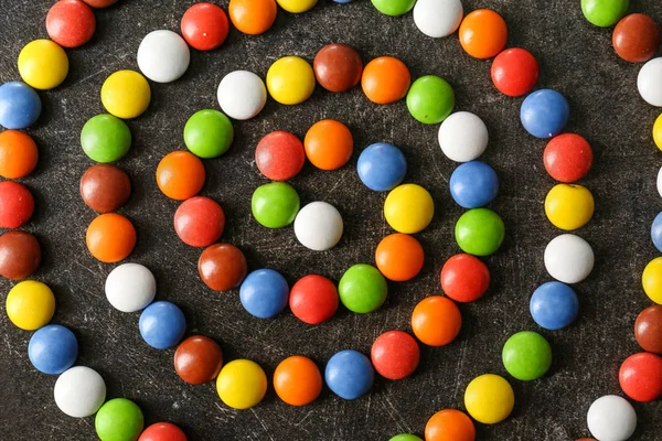 Bonbons colorés sur la table — Photo