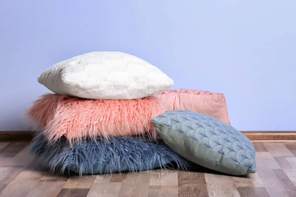 Pilha de travesseiros macios no chão — Fotografia de Stock
