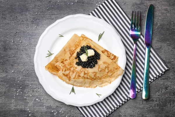 Tunna pannkakor med svart kaviar — Stockfoto