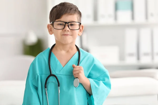 Kleine jongen dragen arts uniform — Stockfoto