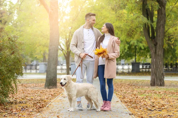 Jong koppel met hond — Stockfoto