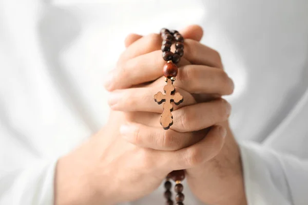 Monje rezando con rosarios — Foto de Stock
