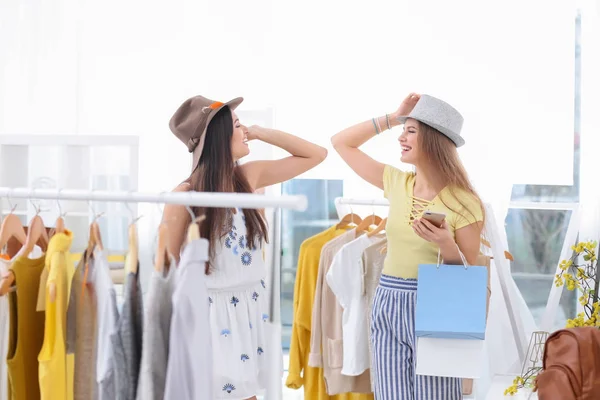 Vrouwen winkelen in winkel — Stockfoto