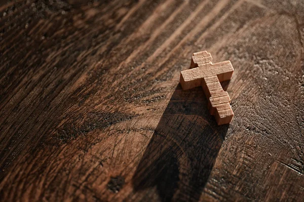 Small cross on table — Stock Photo, Image