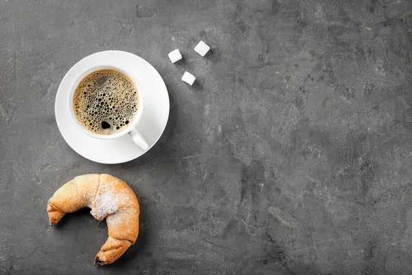 Półksiężyca roll i filiżankę kawy — Zdjęcie stockowe