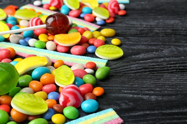 Bunte Bonbons auf dem Tisch — Stockfoto