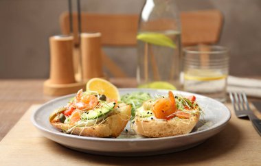 Karides ve avokado lezzetli bruschettas 