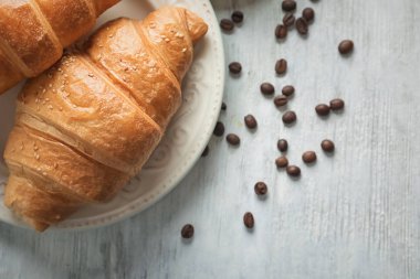 Lezzetli kruvasan ile plaka 