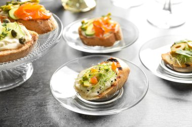  farklı bruschettas ile plakalar  