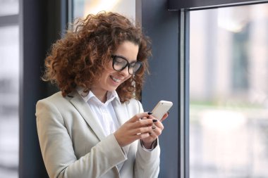 Kapalı cep telefonu kullanan genç kadın