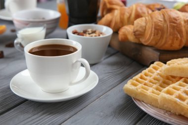 Lezzetli kahvaltı masasında