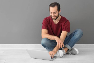 dizüstü bilgisayar kullanan adam