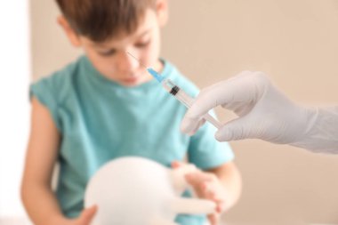 Doktor hazırlanıyor şırınga çocuk için  