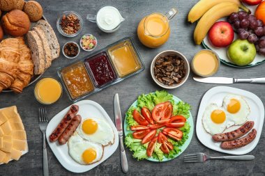 Lezzetli kahvaltı masasında